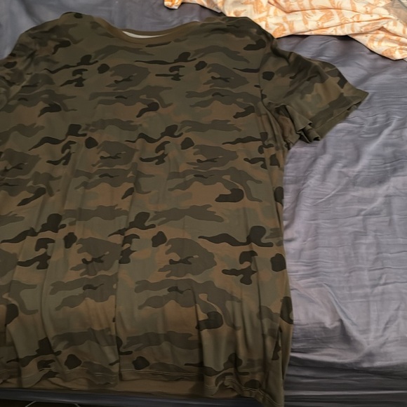 Guy’s Old Navy camouflage t-shirt - Picture 3 of 4